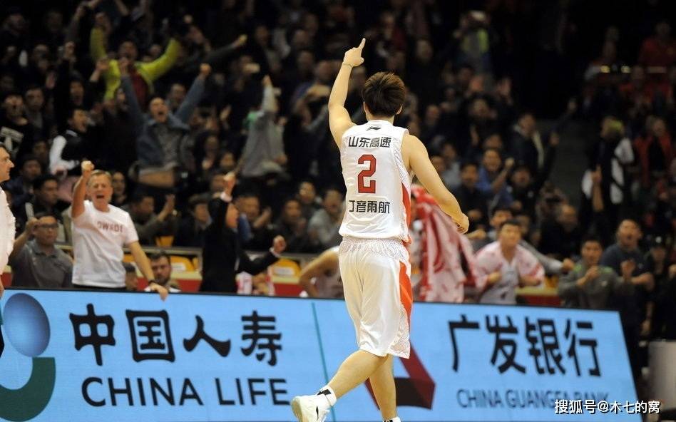 CBA季后赛关键时刻走向成谜；托特纳姆防线松动；话题不断；轮换策略成焦点